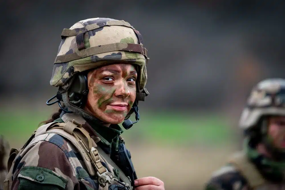 Évolution et impact de la combattante féminine dans l'histoire militaire