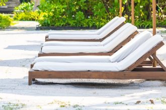 Transat ou bain de soleil : comment choisir pour son jardin ou sa terrasse ?